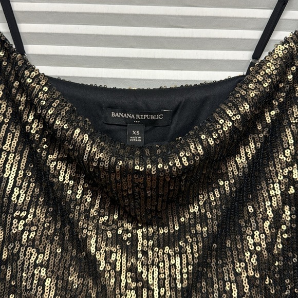 Banana Republic NWT Black and Gold Sequin Cowl Neck Cami Size XS - Picture 3 of 10